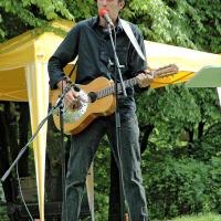 2700_9162 Der Hamburger Blues Musiker Abi Wallenstein spielt auf dem Platz der Bücherverbrennung. | Denkmal zur Erinnerung an die Bücherverbrennung in Hamburg Eimsbüttel, Isebekkanal.